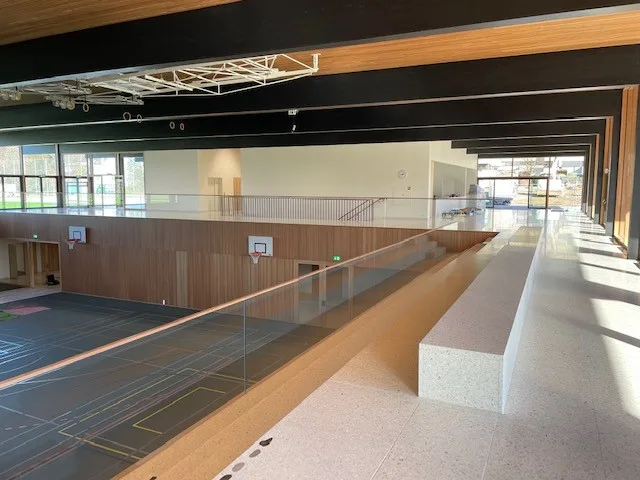 Innenansicht einer Turnhalle der Sportanlage Hüssenbüel in Hinwil.